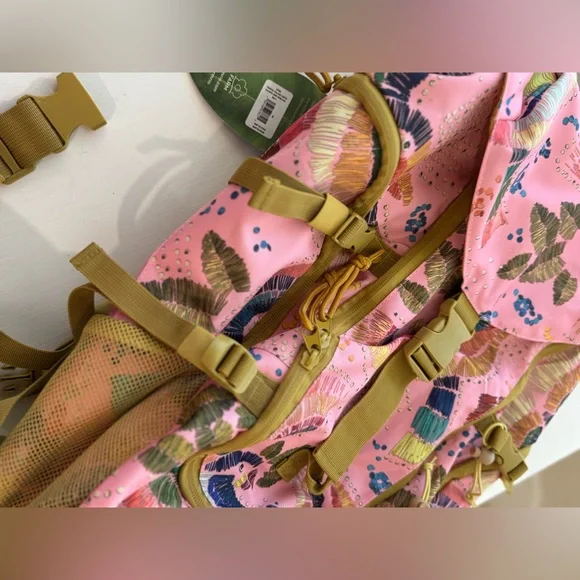 FARM RIO 
TROPICAL COLLAGE CANVAS COLORFUL BIRD HIKING BAG
OS
MULTI - Picture 4 of 6